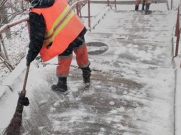 4300 работников ЖЭКов присоединились к уборке снега с улиц Киева, - КГГА