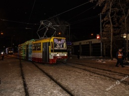 Одесский парад трамваев - с Дедами Морозами и колядками (фоторепортаж)