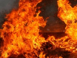 В Киеве во дворе жилого дома ночью горели 3 автомобиля