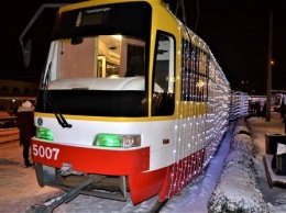 Собранные «Одесгорэлектротрансом» трамвайные вагоны устроили рождественский парад