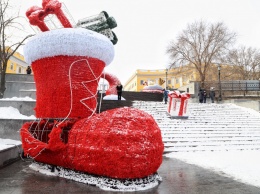 Вандалы изуродовали новогодние украшения Потемкинской лестницы