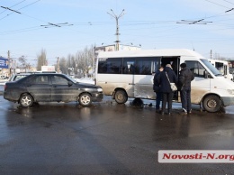 В центре Николаева столкнулись «Чери» и маршрутка - на проспекте пробка