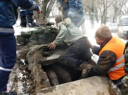 Одесские спасатели достали мужчину из шахты теплотрассы