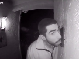 Полиция Калифорнии арестовала мужчину, который три часа облизывал дверной звонок