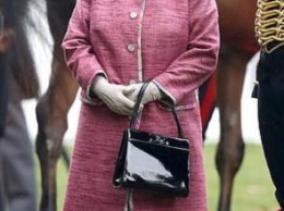 Королева утилизации: Елизавета II десятилетиями носит любимые аксессуары