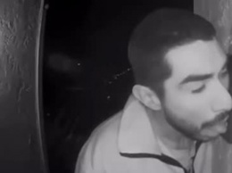 В США мужчина три часа лизал звонок перед чужой дверью. Видео