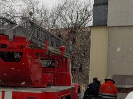 В Харькове спасатели ликвидируют пожар в многоэтажке