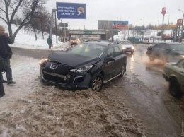 Возле автовокзала столкнулись два легковых авто и военная бронемашина