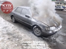 В Киеве полиция и прохожие тушили авто, которое загорелось через два часа после покупки. Фото