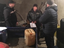 На Николаевщине задержана группа правоохранителей, сливавших топливо с грузовиков в трех областях
