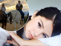 Селена Гомес восстанавливает пошатнувшееся здоровье прогулками на лошадях с подругами