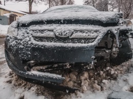 В Днепре Kia въехала в столб, объезжая аварию: движение затруднено