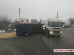 В центре Первомайска перевернулась фура с 20 тоннами гороха