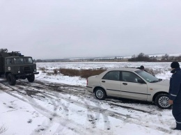 За минувшие сутки на Николаевщине спасатели вытащили из снежных заносов 5 легковушек