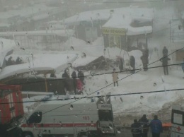Крыша рынка в Макеевке обвалилась из-за снега - есть пострадавшие