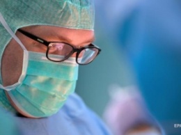 Фото хирурга, уснувшего за операционным столом, стало вирусным