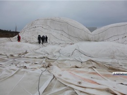 С купола катка в Керчи вывезли 25 тонн снега