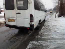 Соцсети восхитил водитель, который вышел из маршрутки, чтобы поднять бабушку