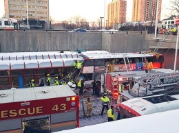 В Канаде автобус влетел в остановку: есть жертвы