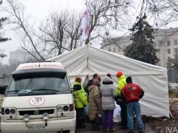 На Куликовом поле стоит палатка для обогрева бездомных