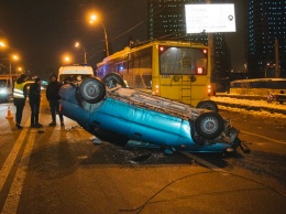 В Киеве на Воздухофлотском мосту легковушка перекинулась на крышу, зацепившись за свисающий электрокабель