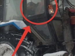 «Снег сам почистится!»: В Перми тракторист уснул в рабочем тракторе во время сильного снегопада