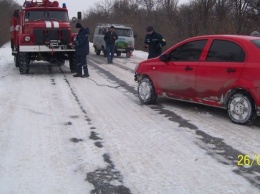 На дорогах Запорожской области в снегу застряли больше 10 автомобилей