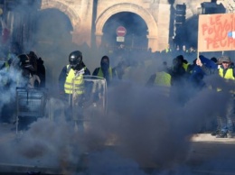 В Париже во время протестов "желтых жилетов" произошли столкновения с полицией, правоохранители распылили слезоточивый газ