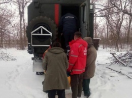 Спасатели и медики на руках после снежной пурги выносили обессиленную старушку в Николаевской области