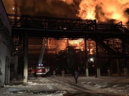 В Калуше горит завод по переработке нефтепродуктов