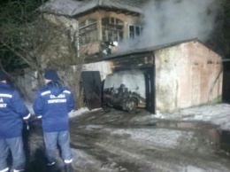 Ночью в Николаеве cгорел гараж вместе с микроавтобусом