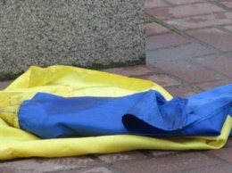 Был жестоко наказан: украинец надругался над флагом Украины