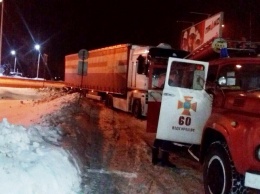 В Днепре спасатели вытаскивали грузовое авто из снега