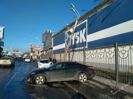 Пьяный водитель на скорости снес столб возле одесского торгового центра (фото, видео)