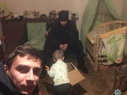 В Ивано-Франковске родители бросили в пустой квартире двухлетнего малыша. Фото