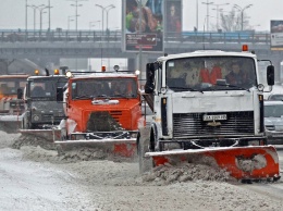 Несмотря на снегопады, киевские коммунальщики обеспечивают качественное движение по улицам города