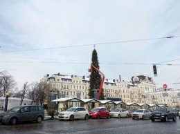 В Киеве на Софийской площади почти разобрали новогоднюю елку (видео)