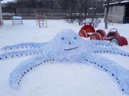 Черепаха, осьминог, машинка: дети лепят необычные фигуры из снега