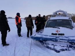 Трое мужчин катались на снегоходе по Киевскому морю и провалились под лед: двое утонули