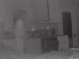 Видеокамера в кухне женщины зафиксировала призрак ее умершего сына