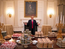 "Великая американская еда". Трамп накормил гостей Белого дома фастфудом