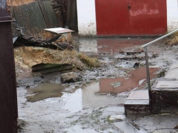 В домах стоит ужасный запах. В городе на Харьковщине нечистоты разлились по улице (фото)