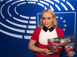 "Обертка, в которую пытаются упаковать реальность": NEWSONE и 112 Украина провели акцию в Европарламенте