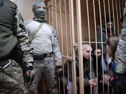 Российский суд оставил под стражей еще восьмерых украинских моряков