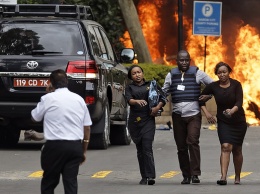 В Кении неизвестные взорвали бомбу в отеле, а затем расстреляли десятки людей. Фото