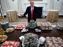 «Отличная американская еда» - Трамп кормит гостей гамбургерами и картошкой-фри