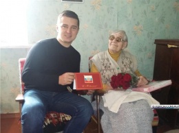 Ветеран из Керчи отметила 90-летний юбилей
