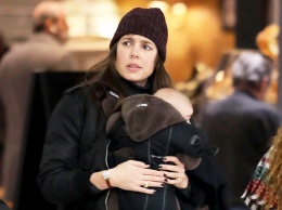 Шарлотта Казираги замечена с двухмесячным сыном в аэропорту Парижа
