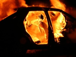 Полицейские Каменского расследуют факт поджога автомобиля «Infiniti FX»