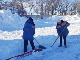 Под Харьковом на уборку снега вывели безработных (фото)